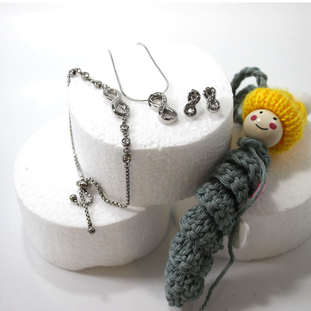 Unendliche Acht silber mit Steinen