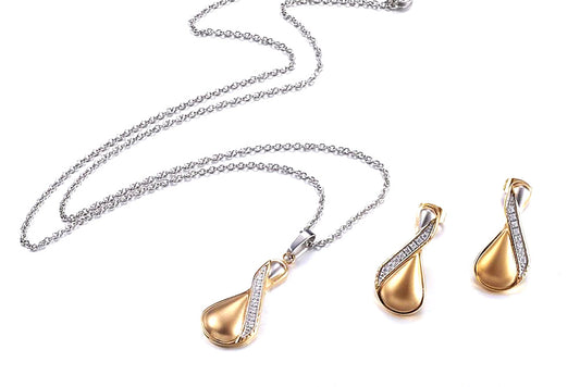 Anhänger mit Kette und Ohrstecker